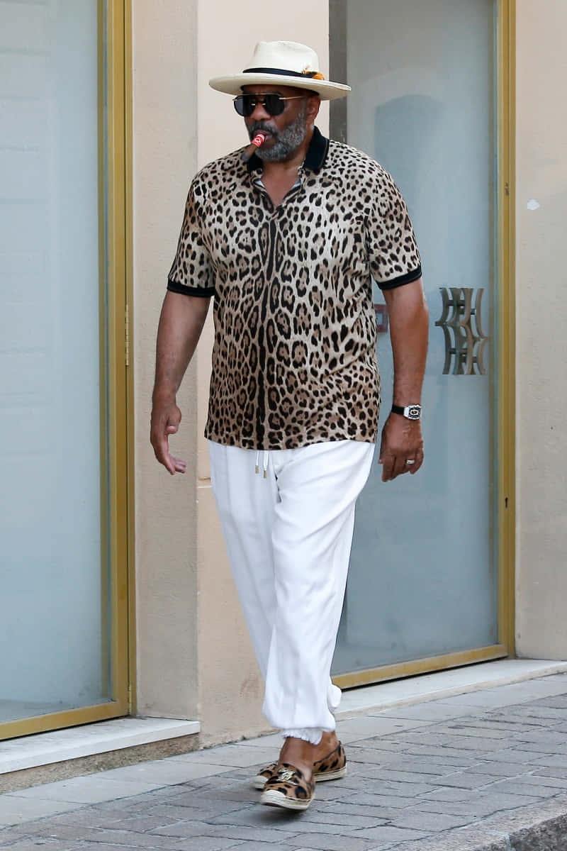 Steveharvey In Una Camicia A Stampa Leopardo Sfondo