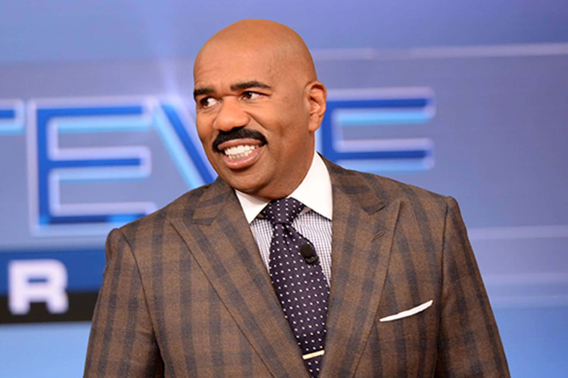 Steve Harvey Smiling And Looking Left Background