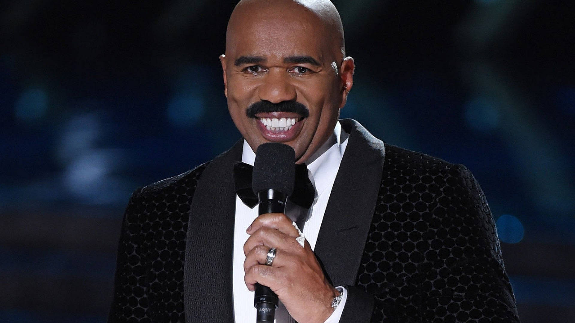 Steve Harvey laughing with Microphone Wallpaper