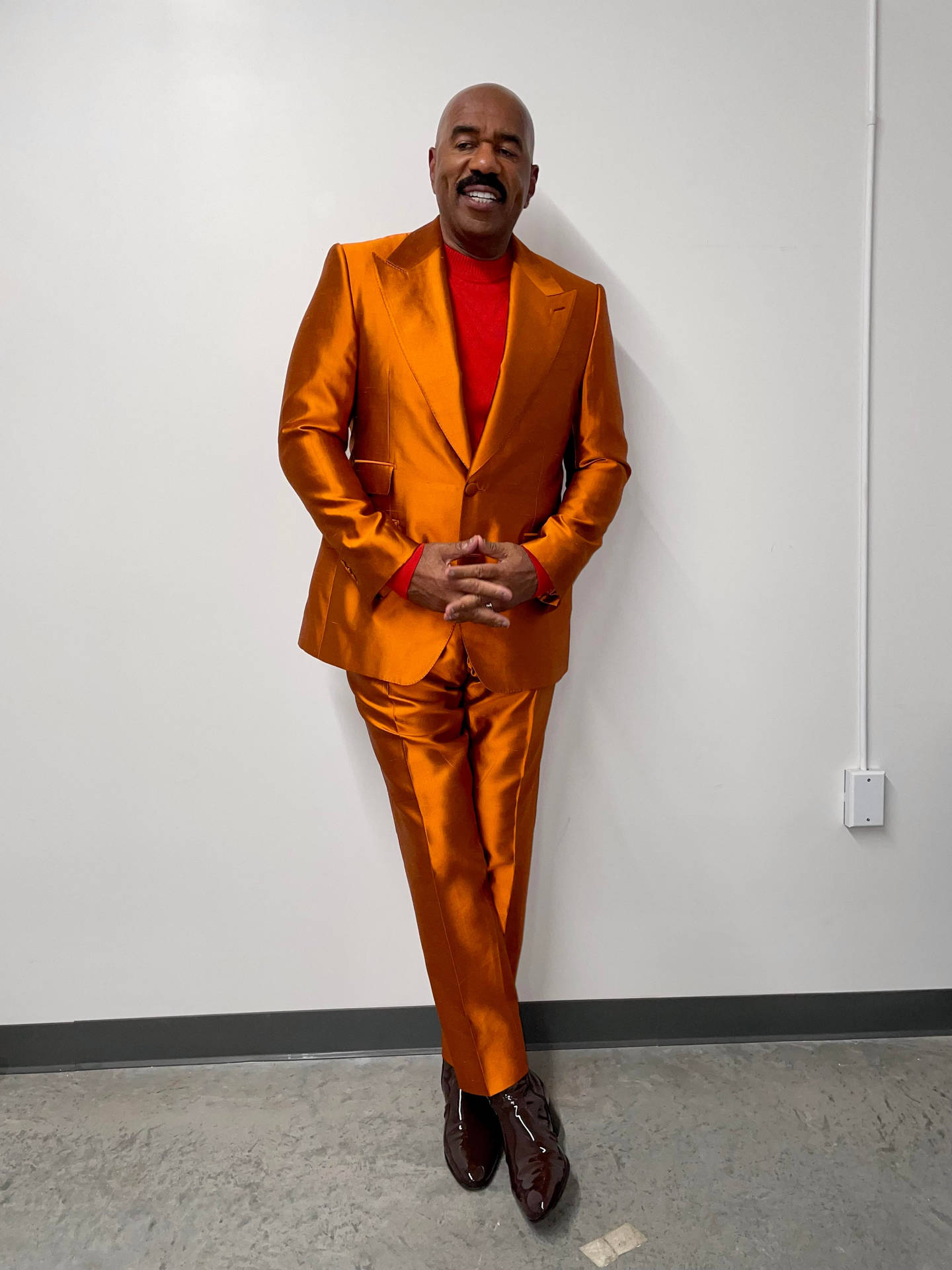 Steveharvey Bär En Orange Kostym. Wallpaper