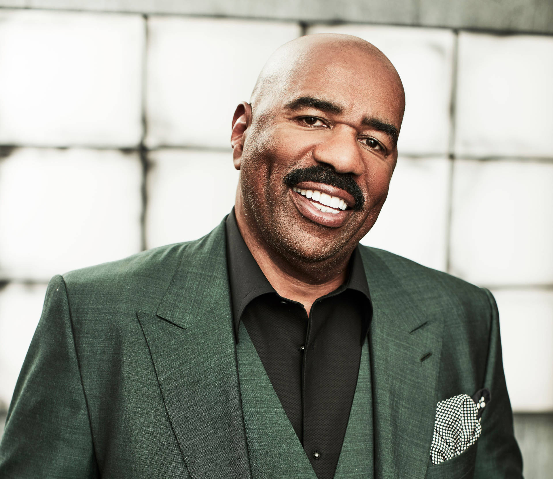 Steve Harvey With Black And Green Suit Picture