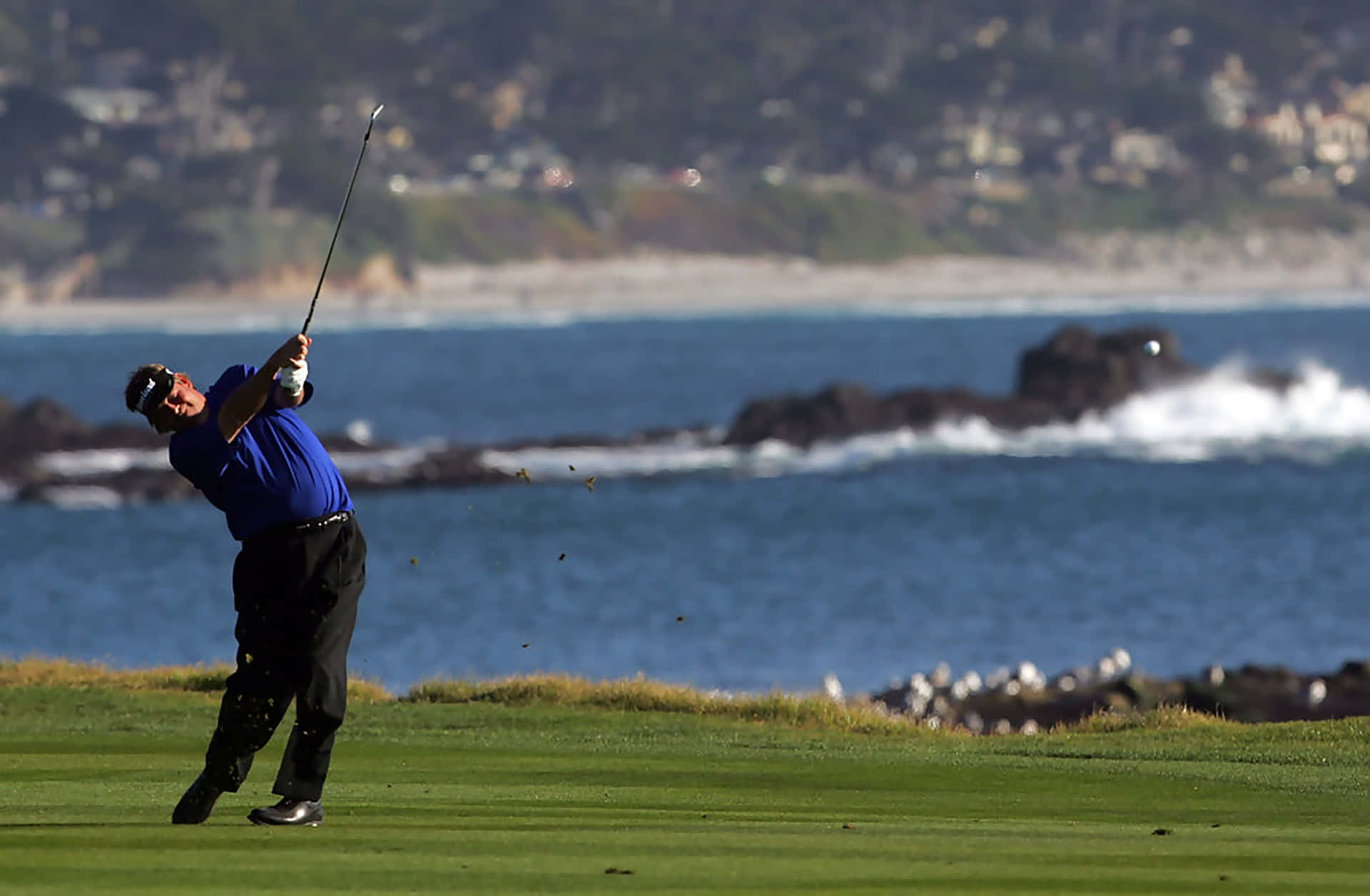 Steve Lowery Golfing By The Beach Wallpaper
