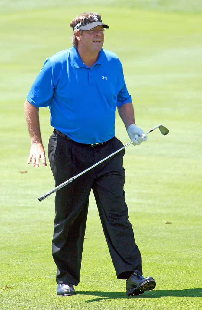Ilgolfista Professionista, Steve Lowery, In Azione Durante Una Giornata Di Sole Sul Campo Da Golf. Sfondo