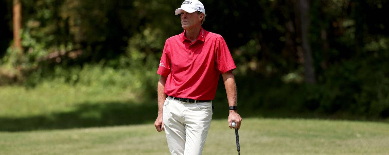 Steve Stricker læner sig mod golfklubben Wallpaper