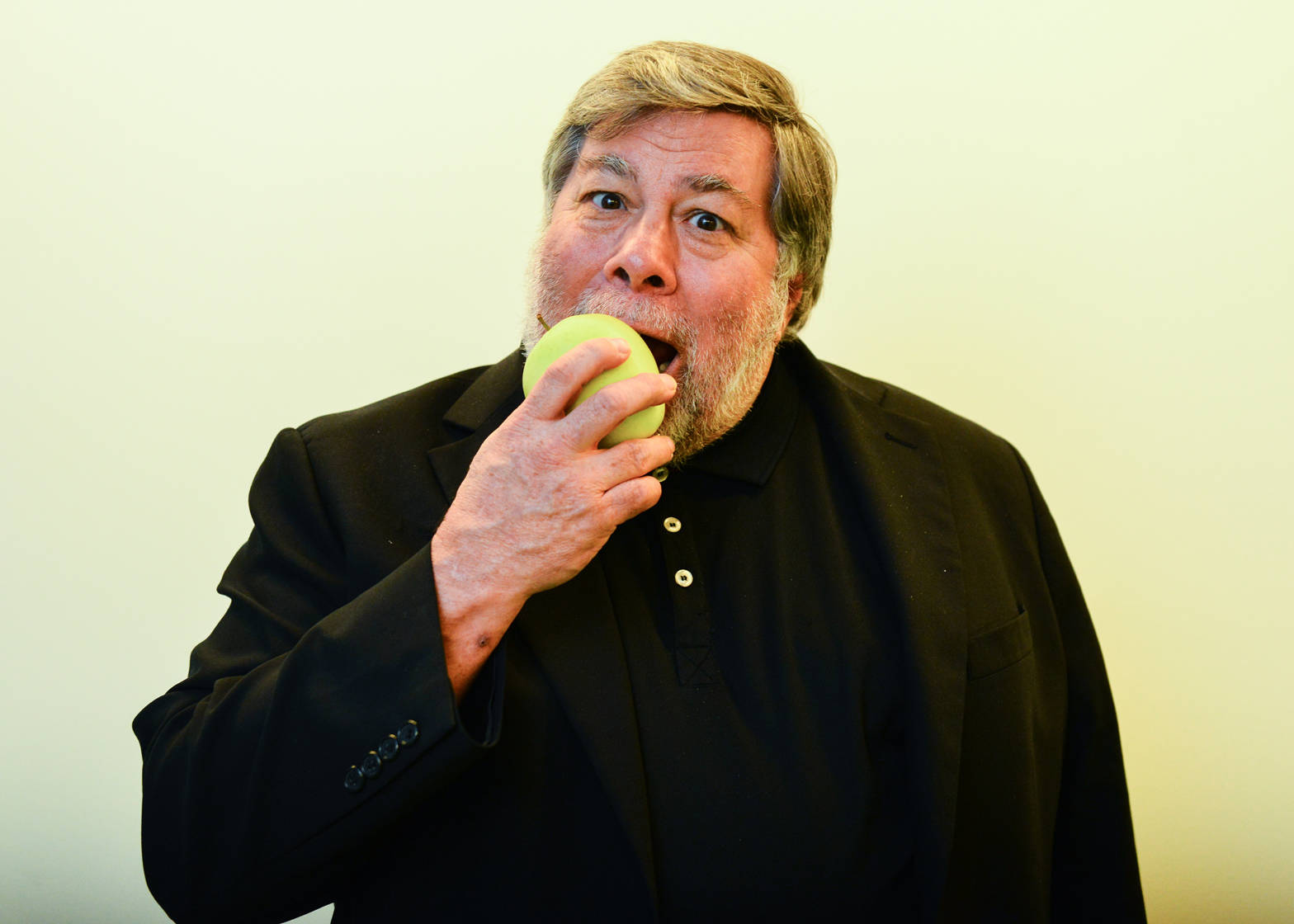 Steve Wozniak Eating Green Apple Wallpaper