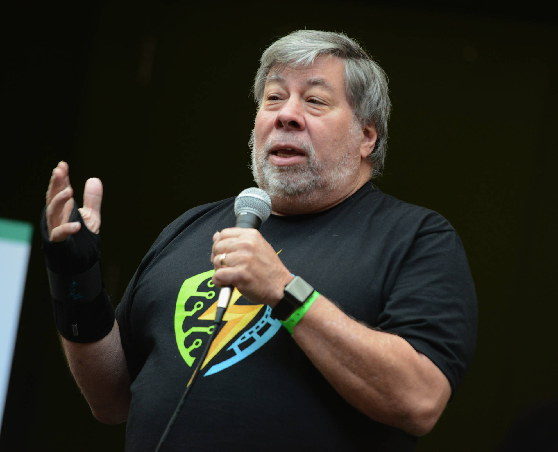 Steve Wozniak taler mens han holder mikrofonen Wallpaper