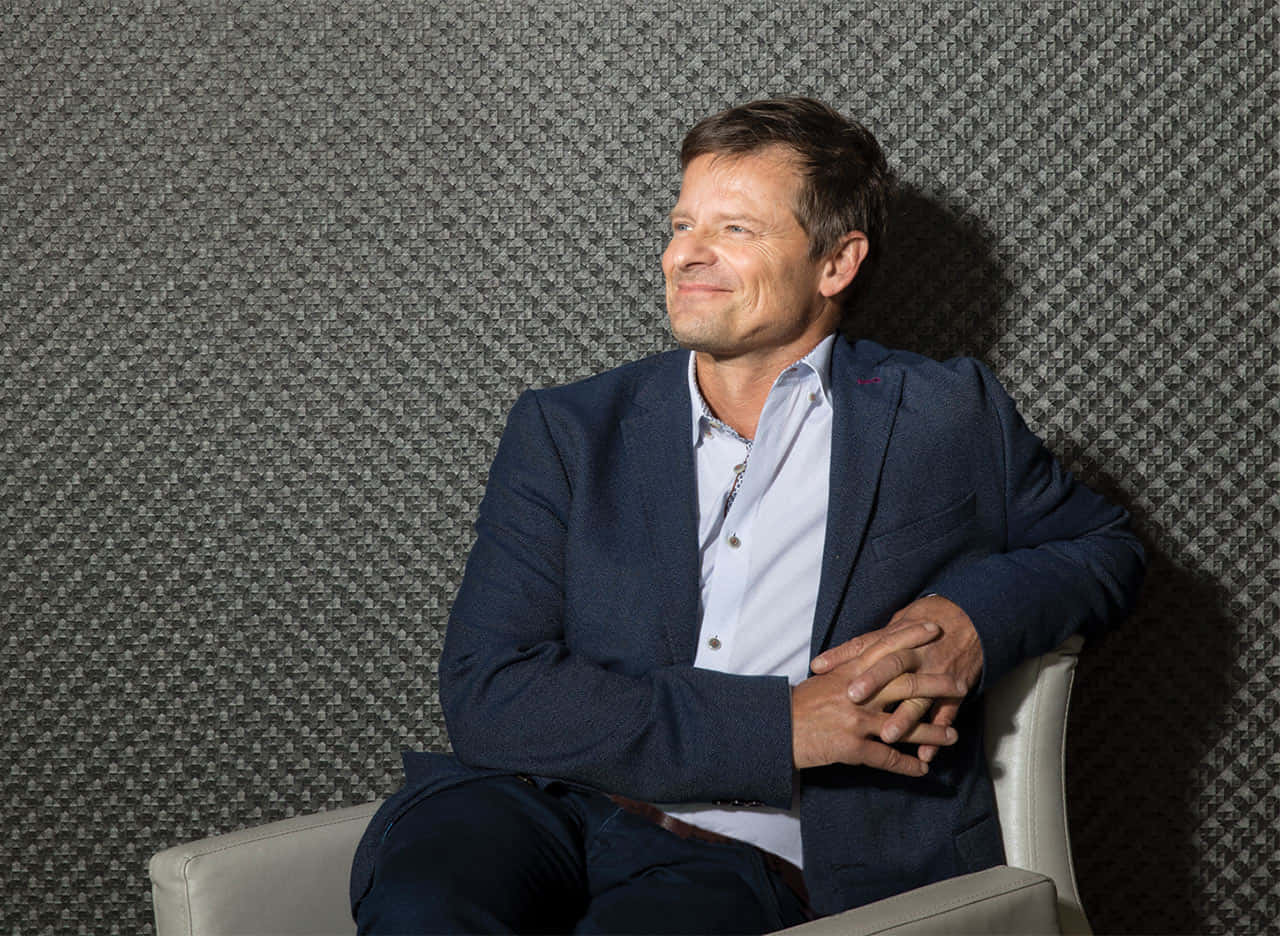 Actor Steve Zahn shows off his goofy personality Wallpaper