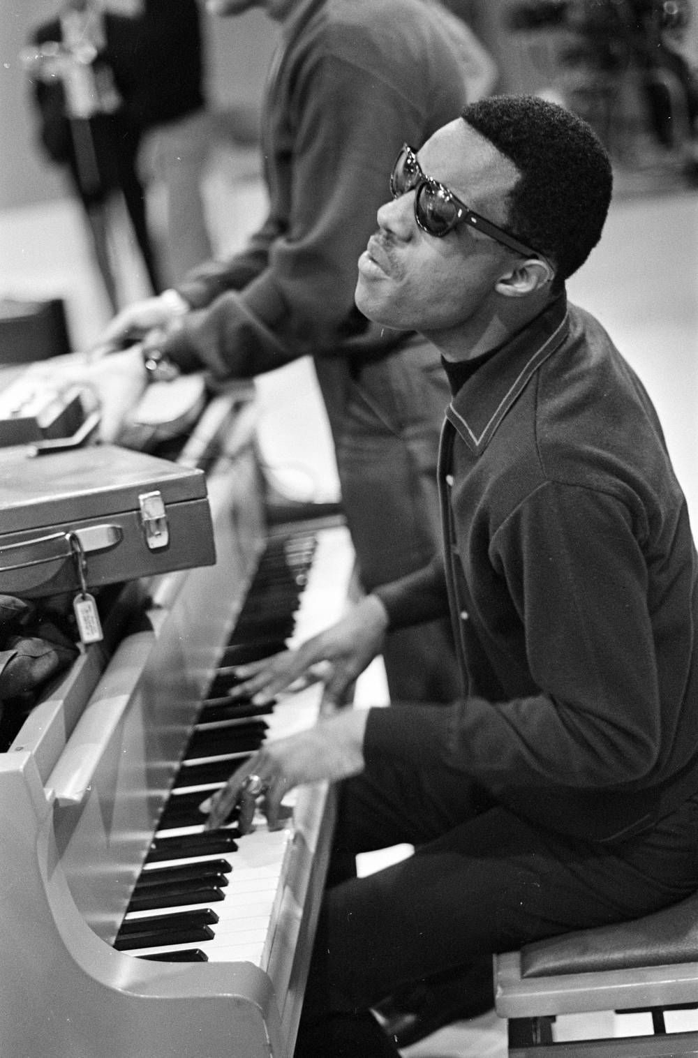 Stevie Wonder Playing Piano Wallpaper
