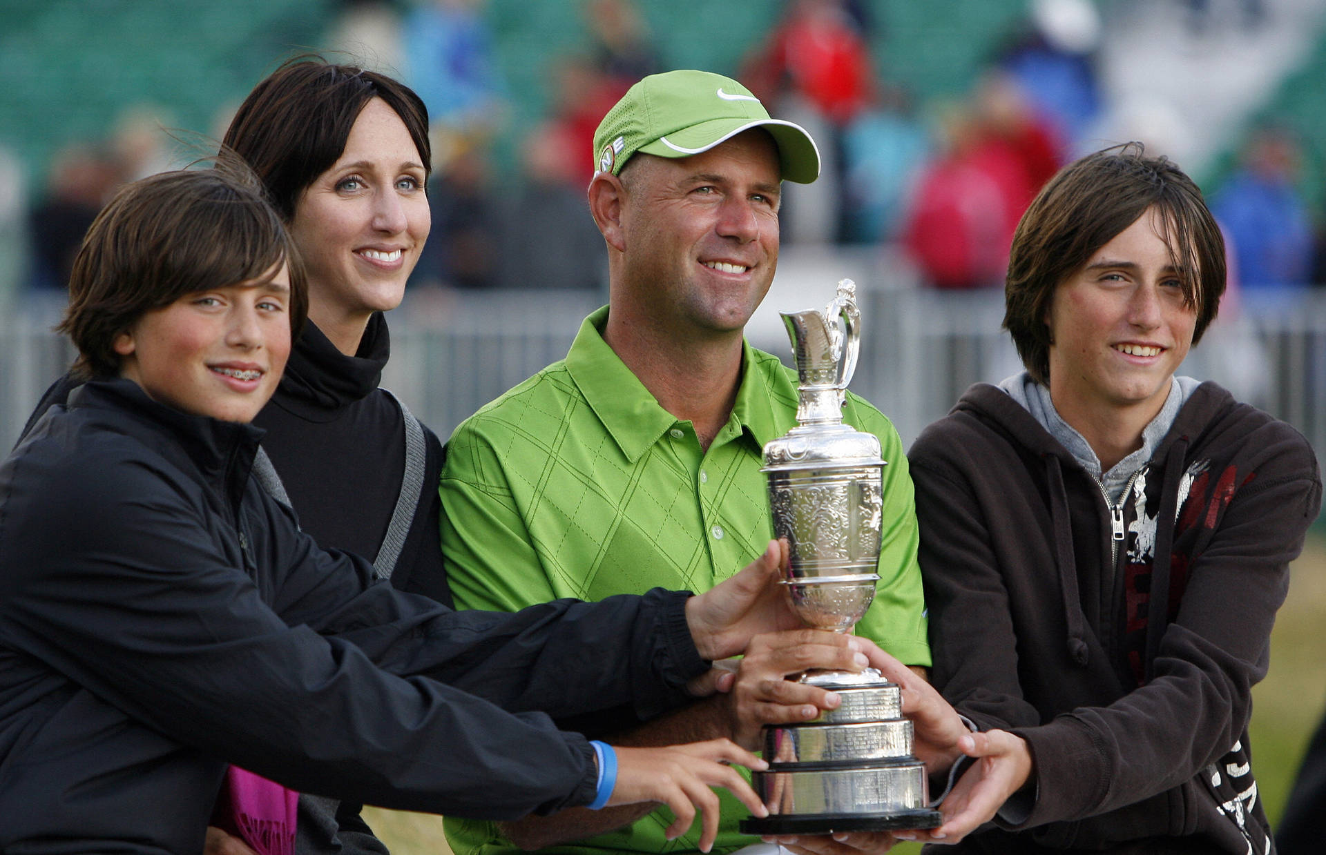 Triumph of Family Support – Stewart Cink with Family flaunting award Wallpaper