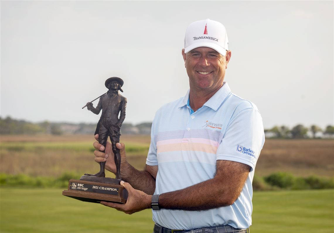Stewart Cink Beaming With His Trophy Wallpaper