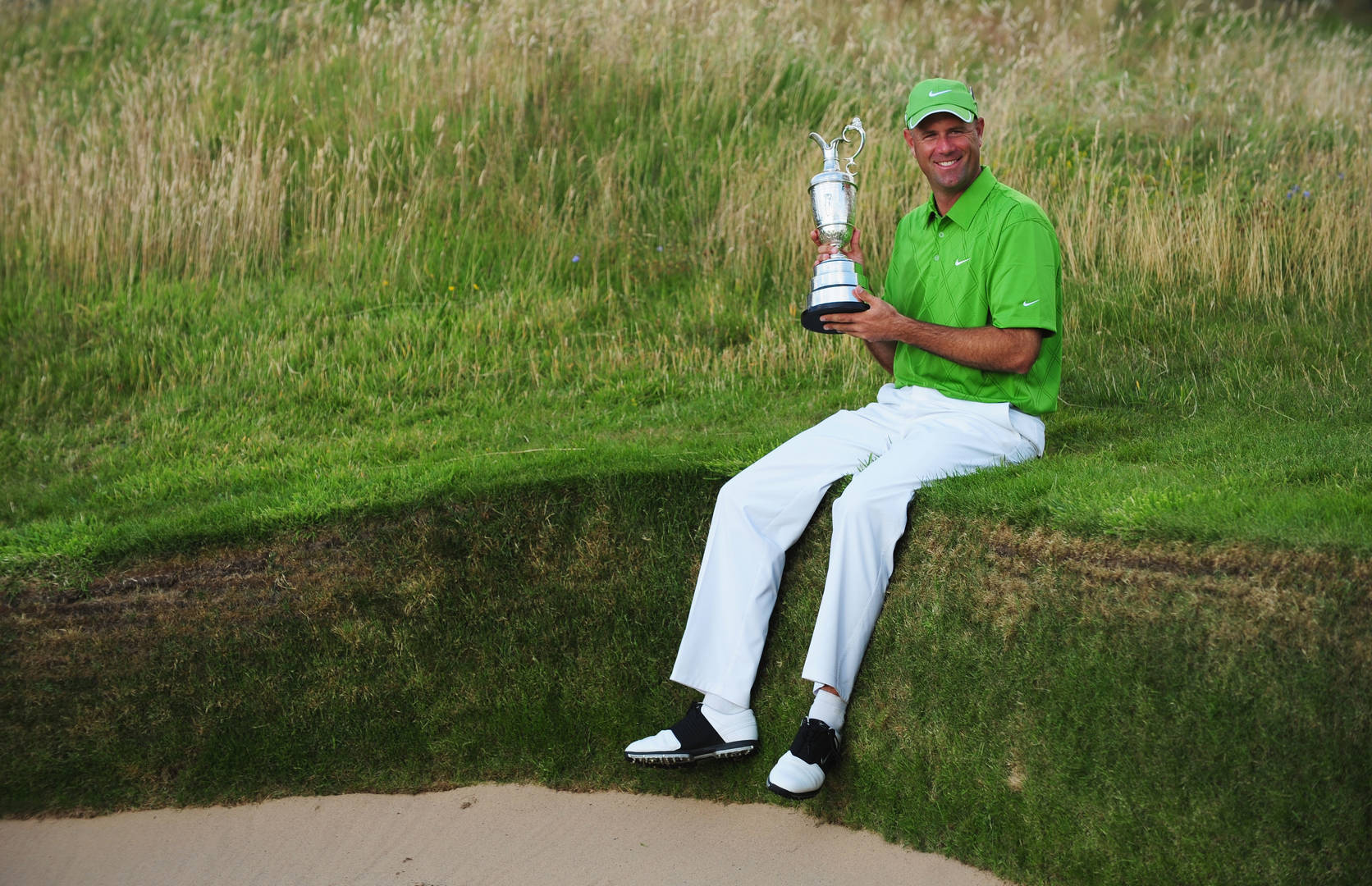 Stewart Cink Sits With His Trophy Wallpaper