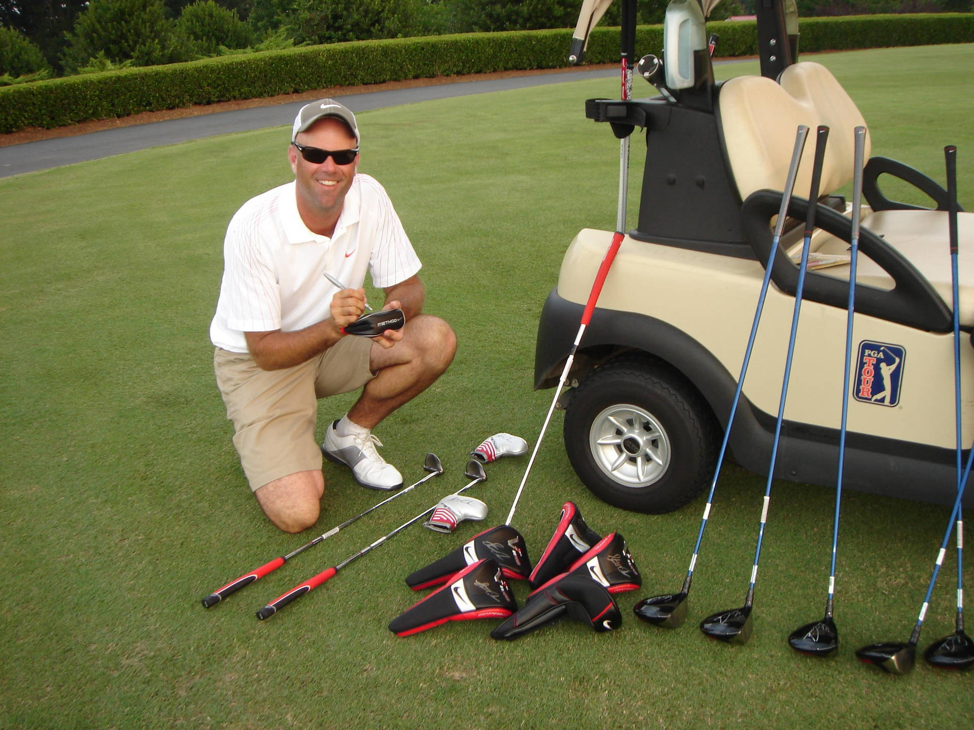 Stewart Cink med sine golfklubber med udsigt over banen Wallpaper