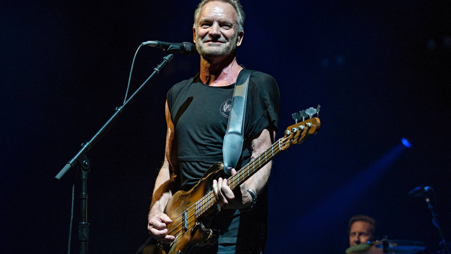 Illeggendario Musicista Sting Indossa Un Sorriso Radioso. Sfondo