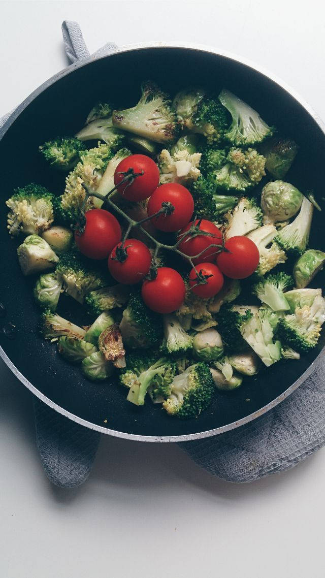 Savory Stir-Fried Brussels Sprouts&Broccoli Wallpaper