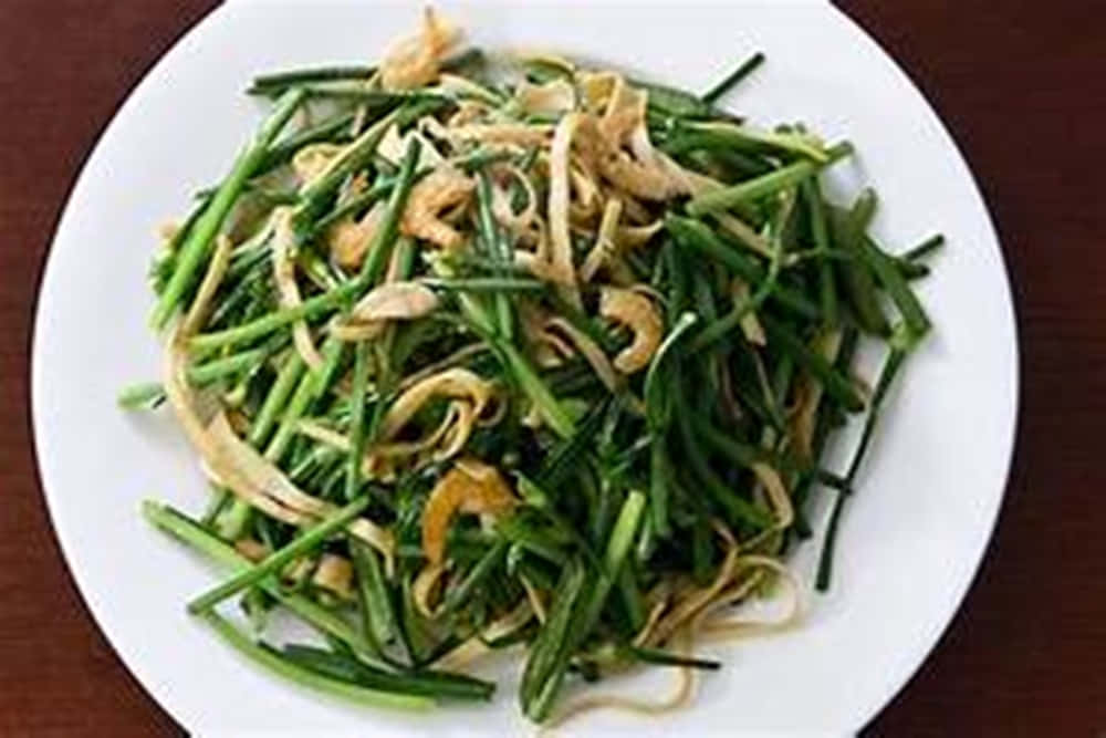 A Mouth-Watering Stir-Fry of Chives and Bean Sprouts Wallpaper