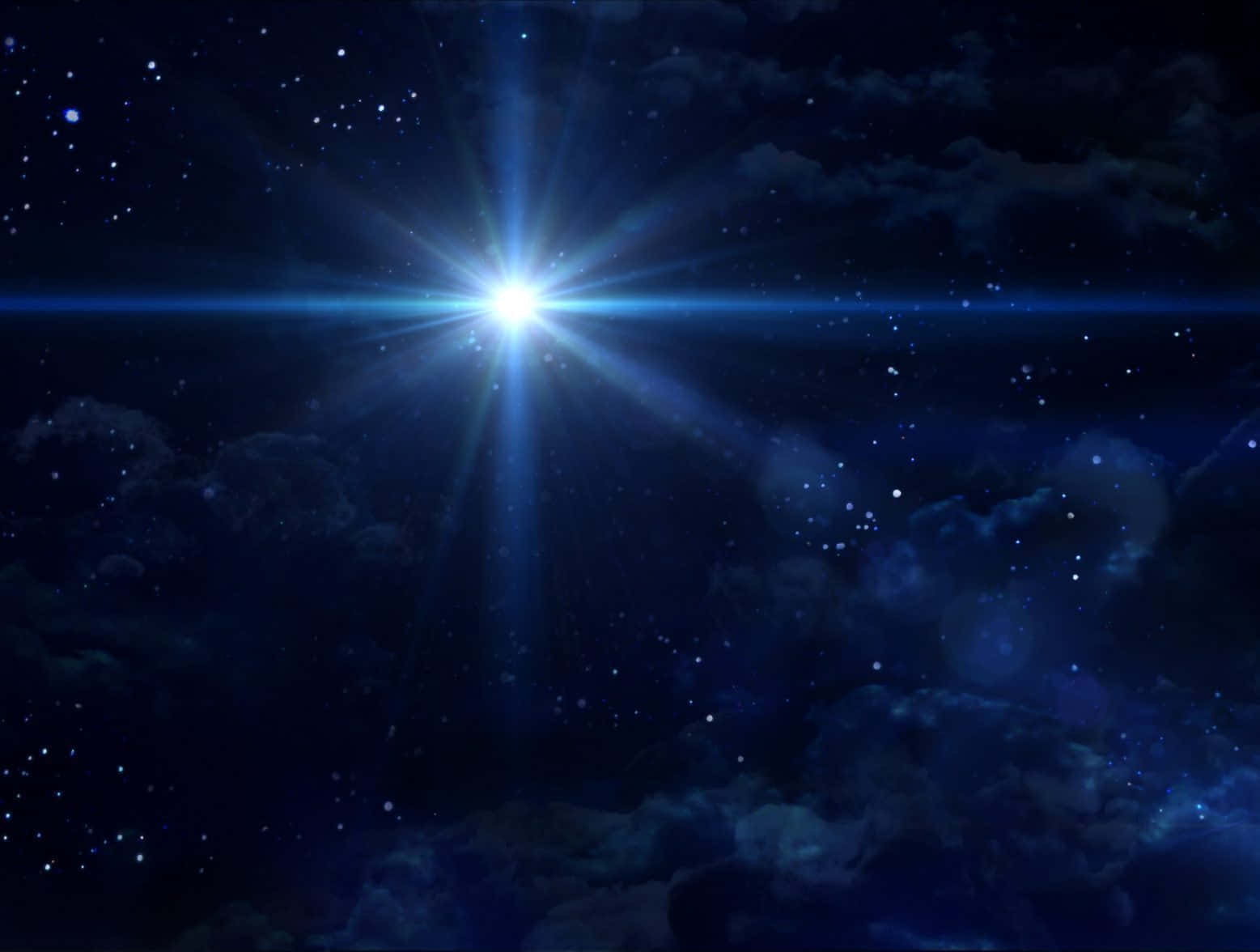 Stjernebilleder glimter i et dybt nattehimmel.