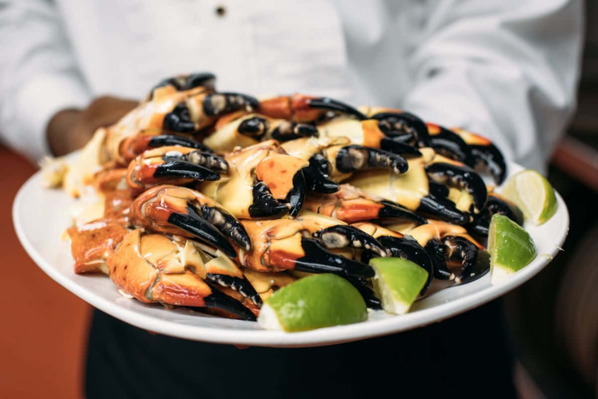 Stone Crab Claws Served With Lime Wedges Wallpaper