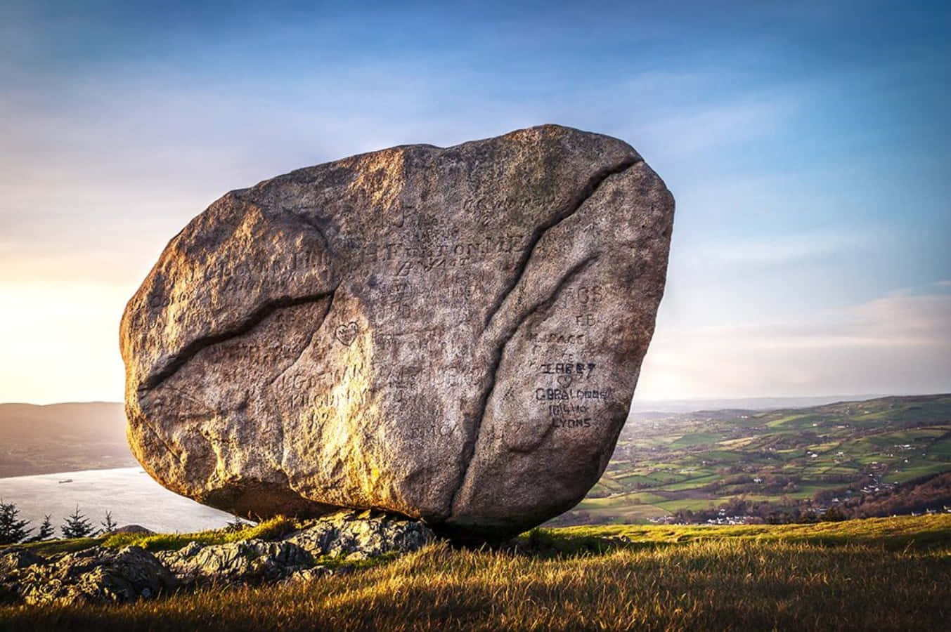 Stone huge. Мудрый камень. Ирландские камни. Камни вид сверху. Одинокий булыжник.