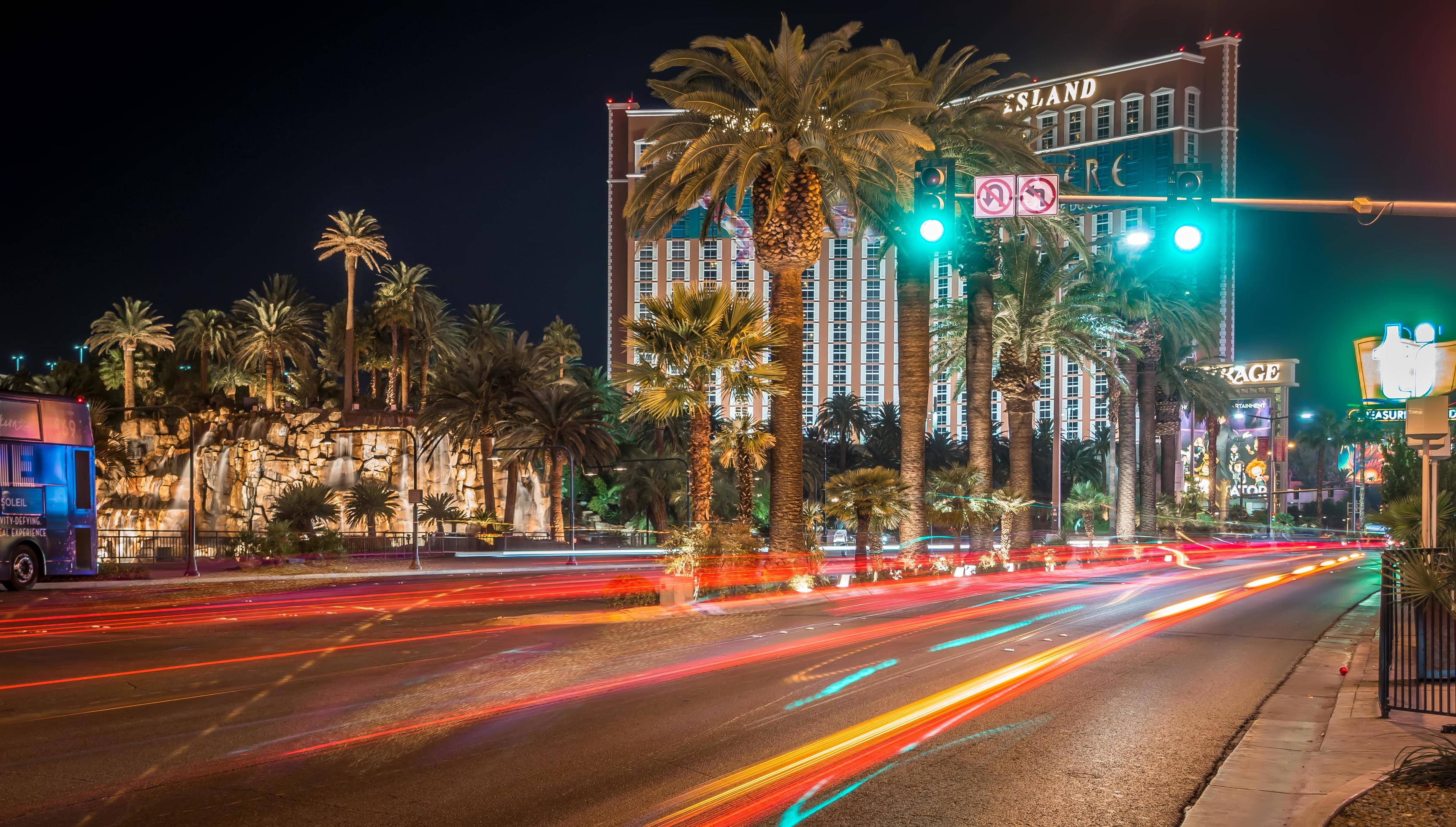 Stoplight In Las Vegas Night Wallpaper