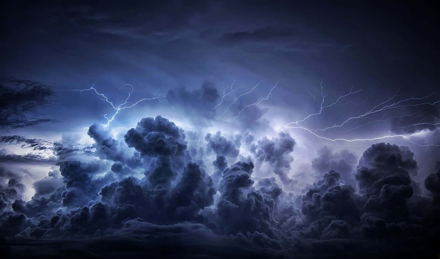 Envacker Molnig Himmel Inför En Potentiell Storm.