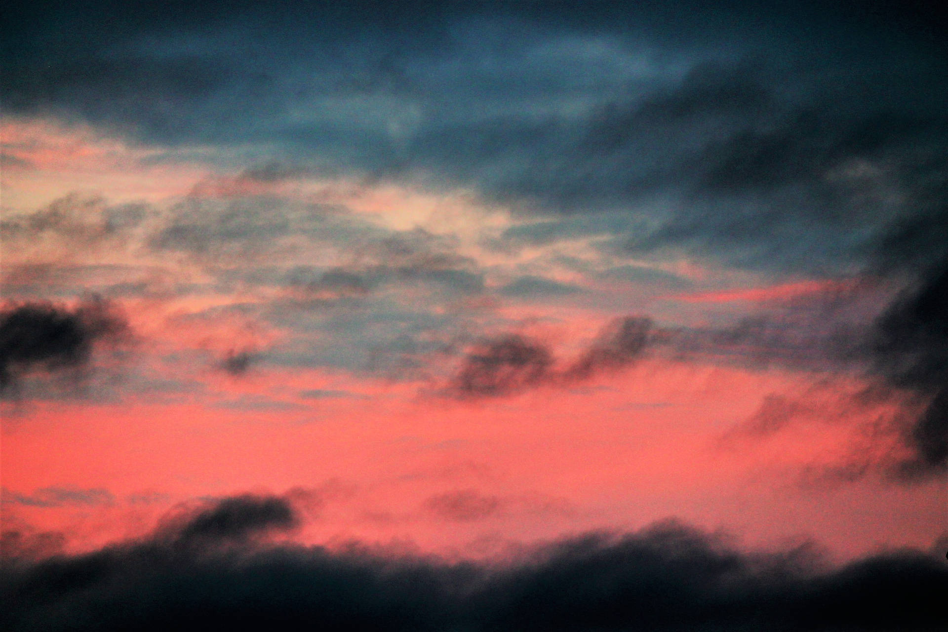 Bewunderedie Schönheit Des Ombre In Einem Stürmisch Roten Himmel. Wallpaper
