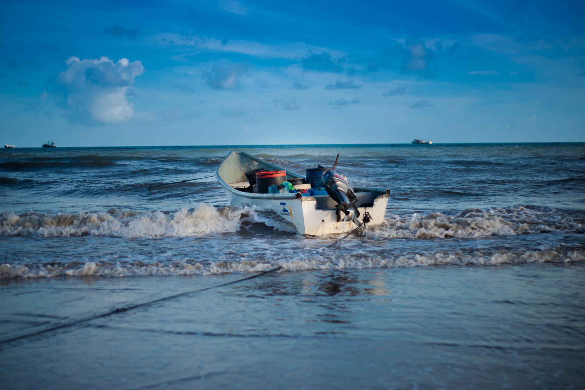 Strandet båd i Nicaragua Blå Ocean Scene Wallpaper