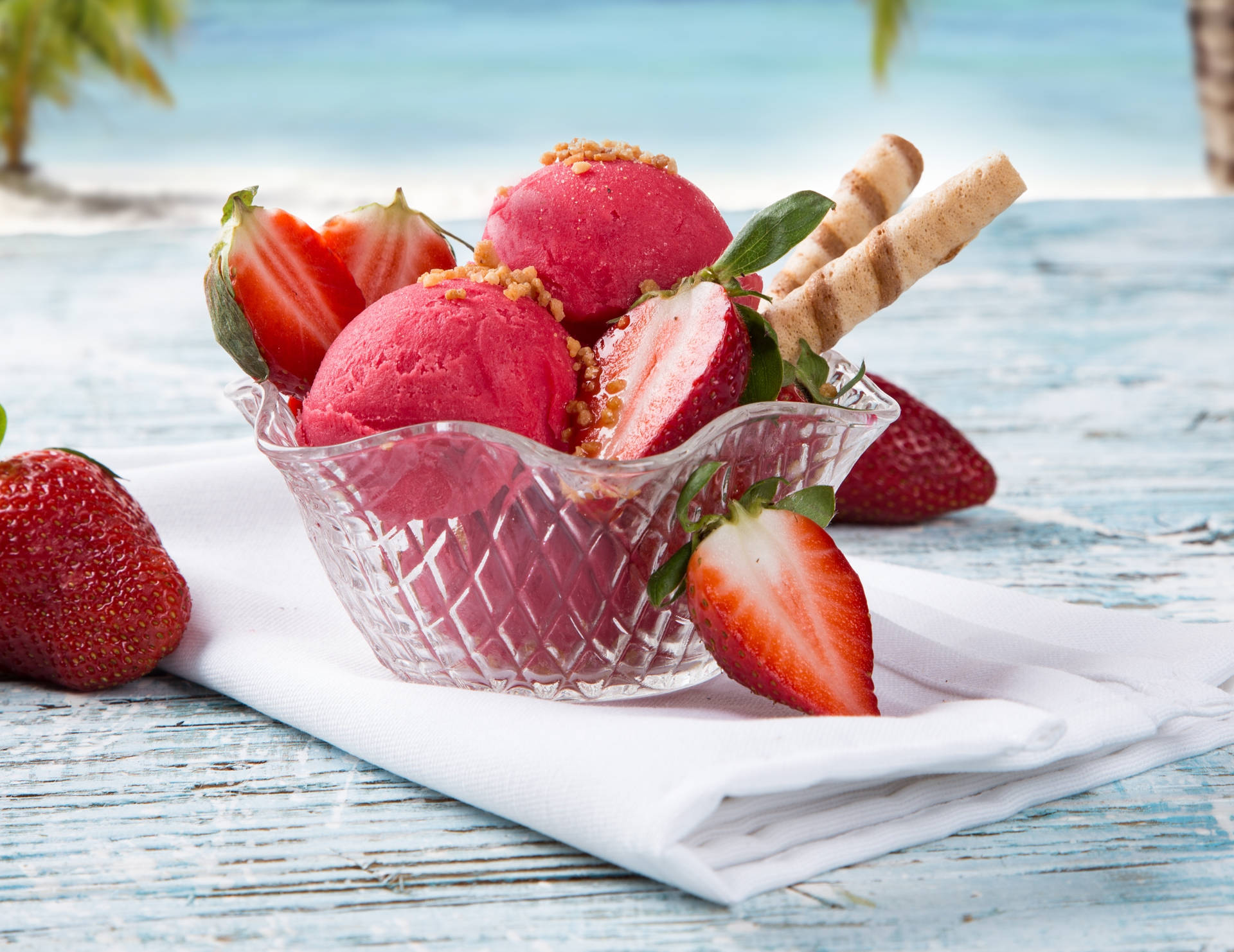 Strawberries And Rolled Wafer Biscuits Wallpaper
