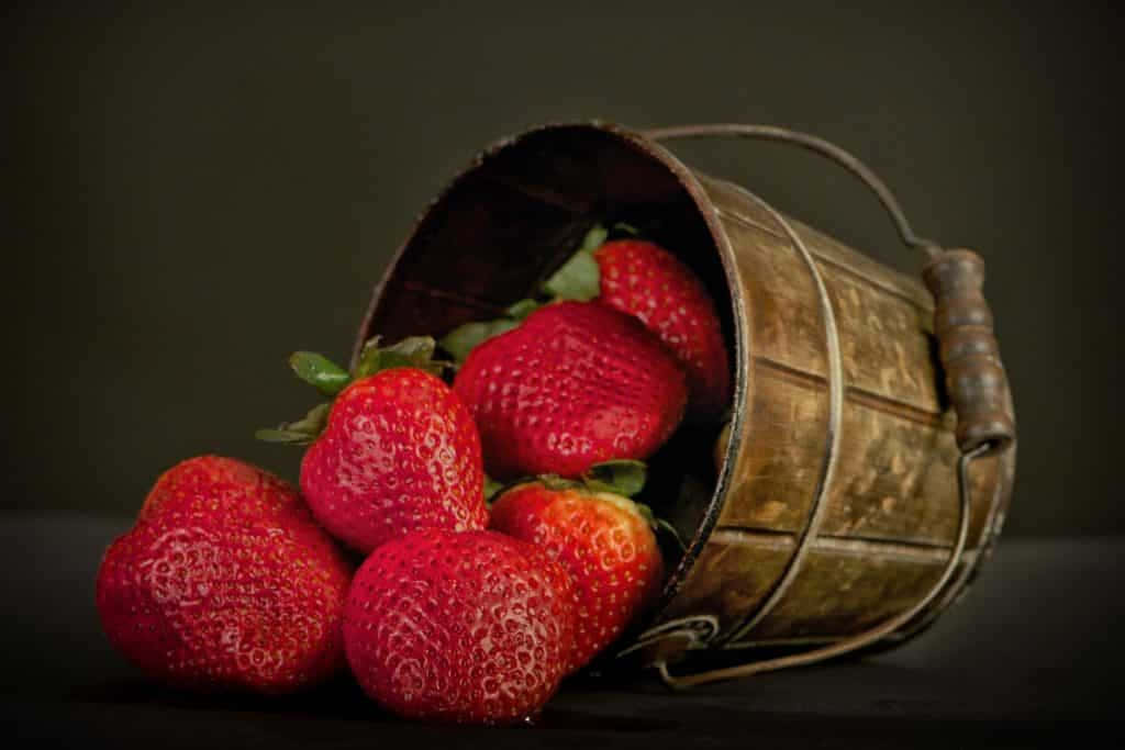 Fallenbucket Of Strawberries Bakgrundsbild