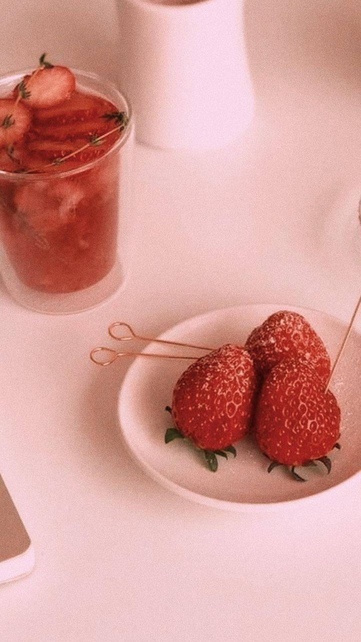 En skål med jordbær og et krus kaffe Wallpaper