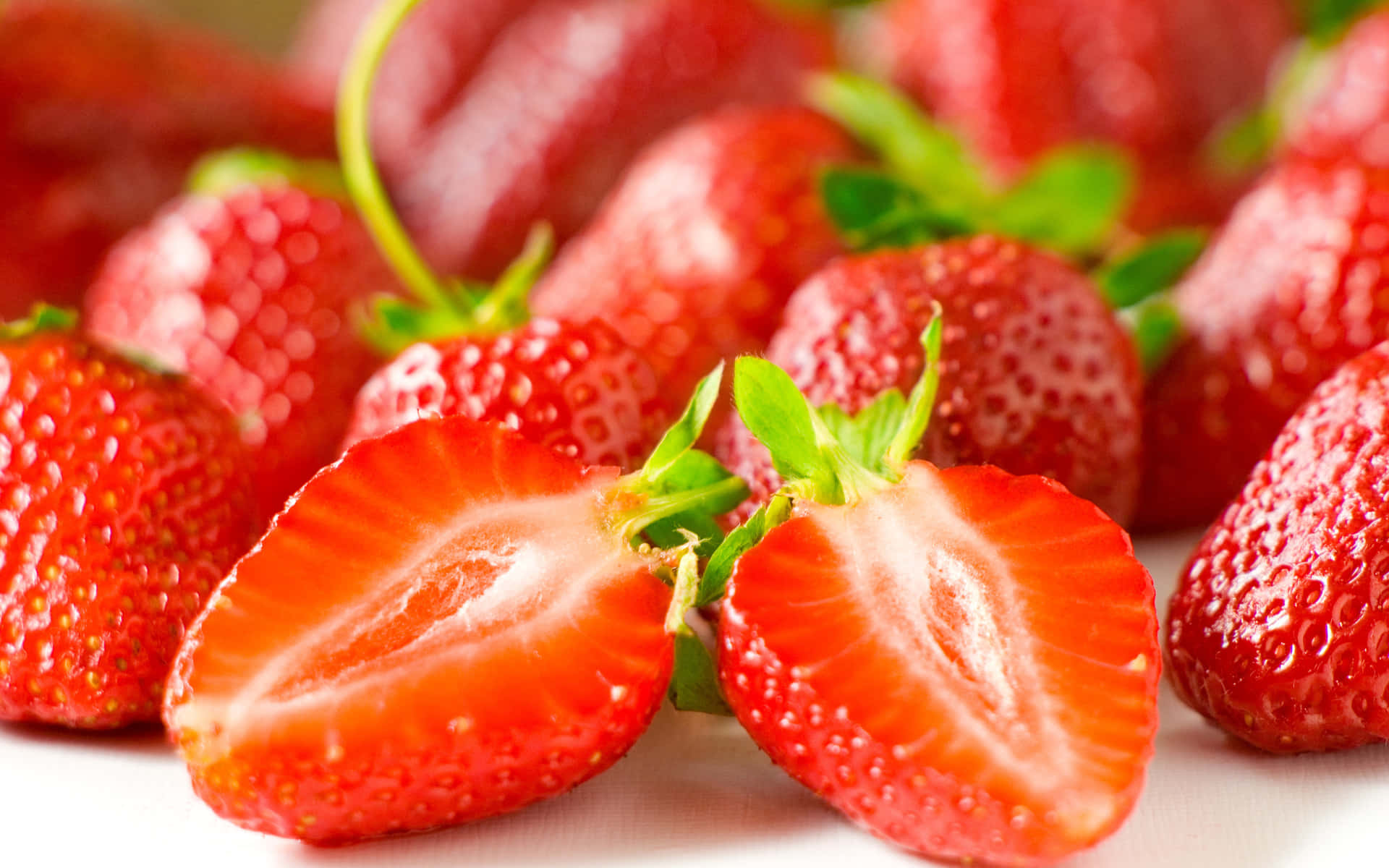 Einehandvoll Erdbeeren Auf Einem Weißen Teller.