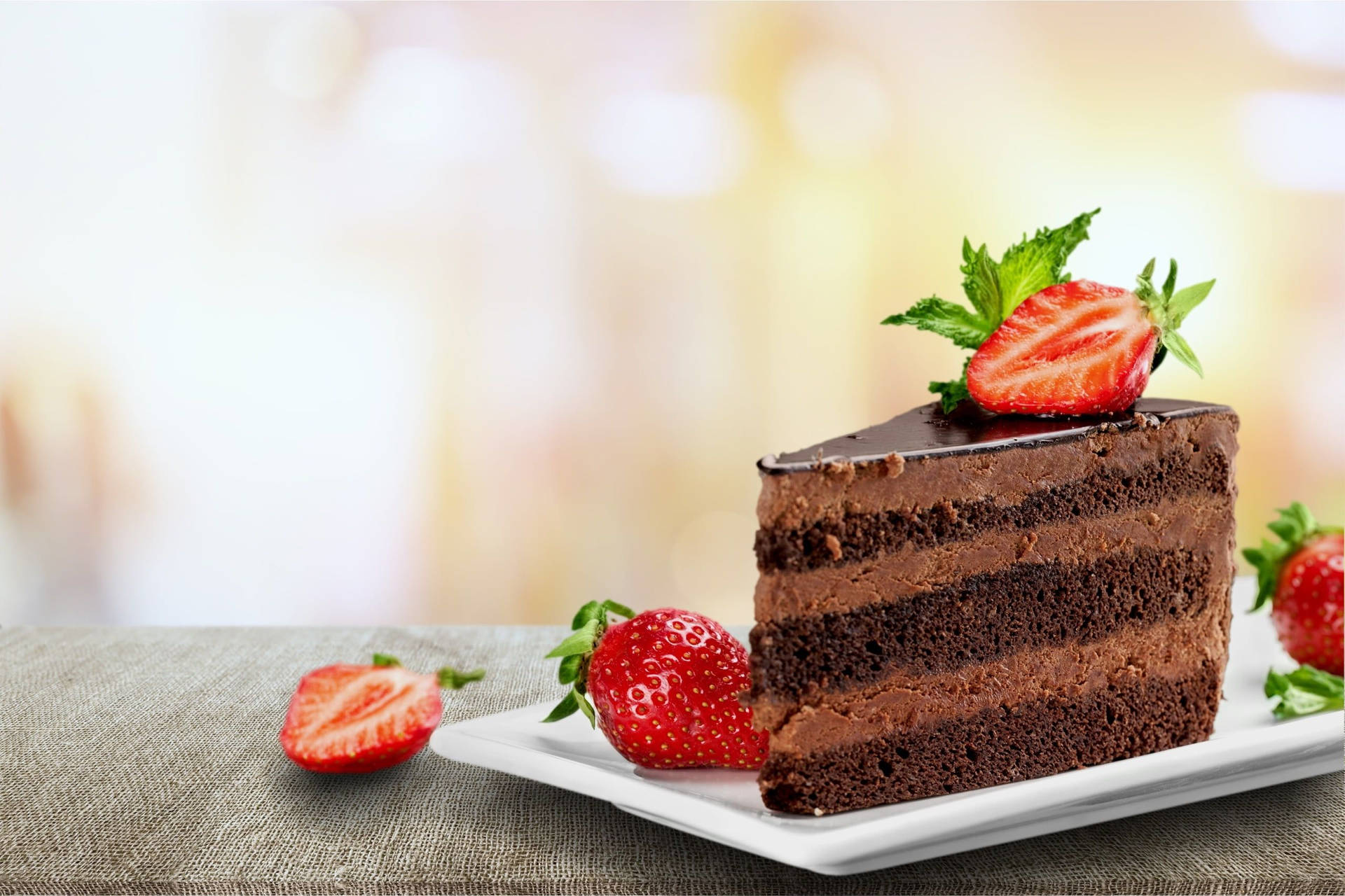 Download Strawberry Chocolate Cake Wallpaper 