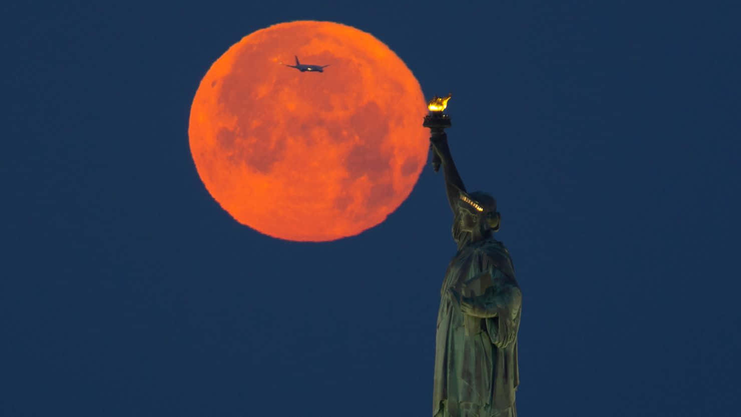 Lune Fraise À Côté De La Statue De La Liberté Fond d'écran