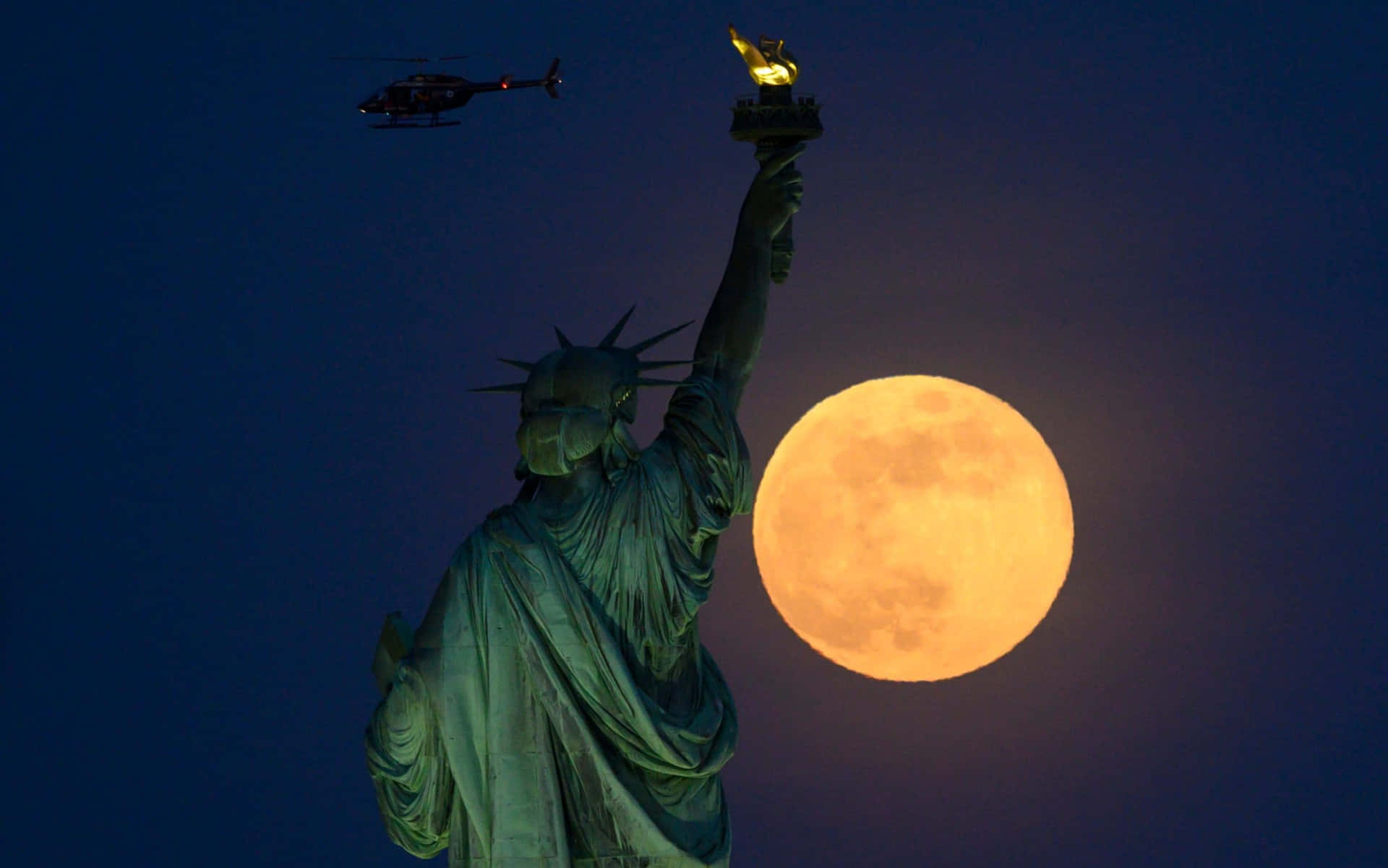 Strawberry Moon Beside Statueof Liberty2019 Wallpaper