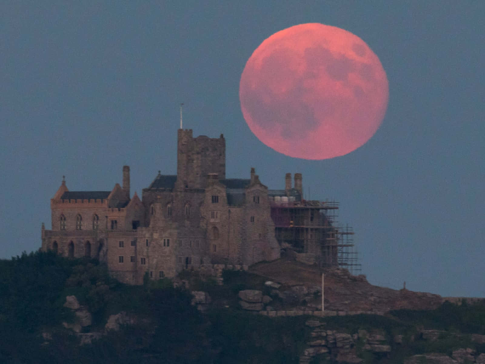 Silhouette De Château Sous La Lune Fraise Fond d'écran