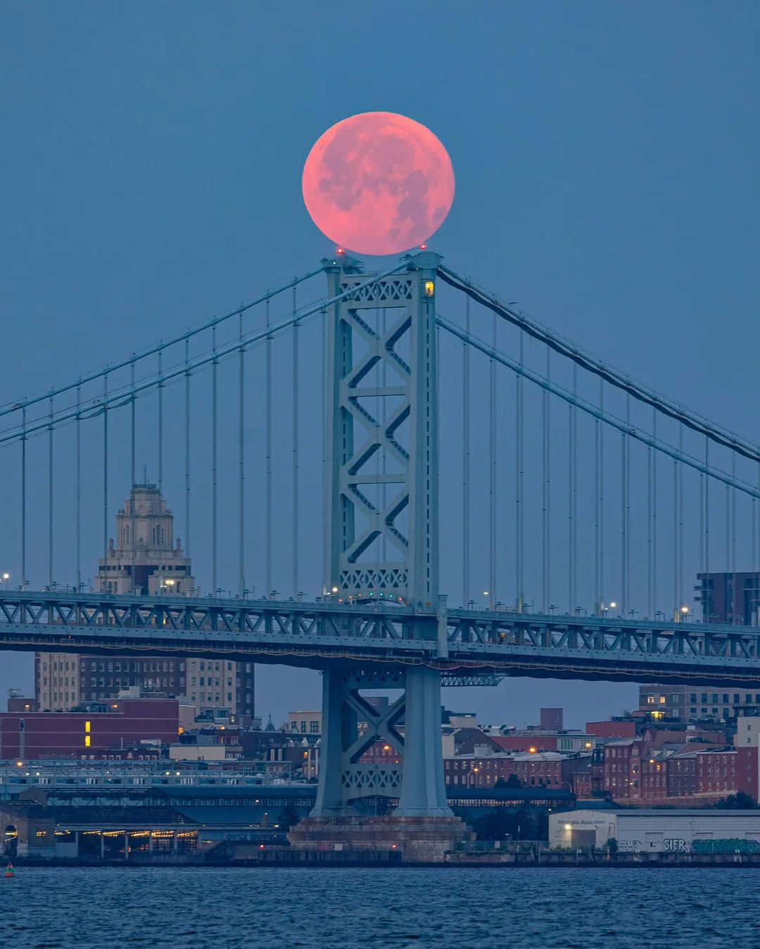 Lune De Fraise Au-dessus D'un Pont Fond d'écran