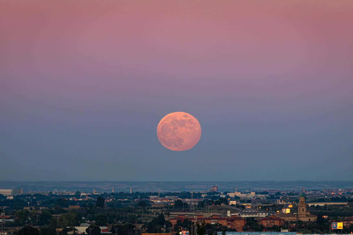 Lune Fraise Au-dessus De La Ville Fond d'écran