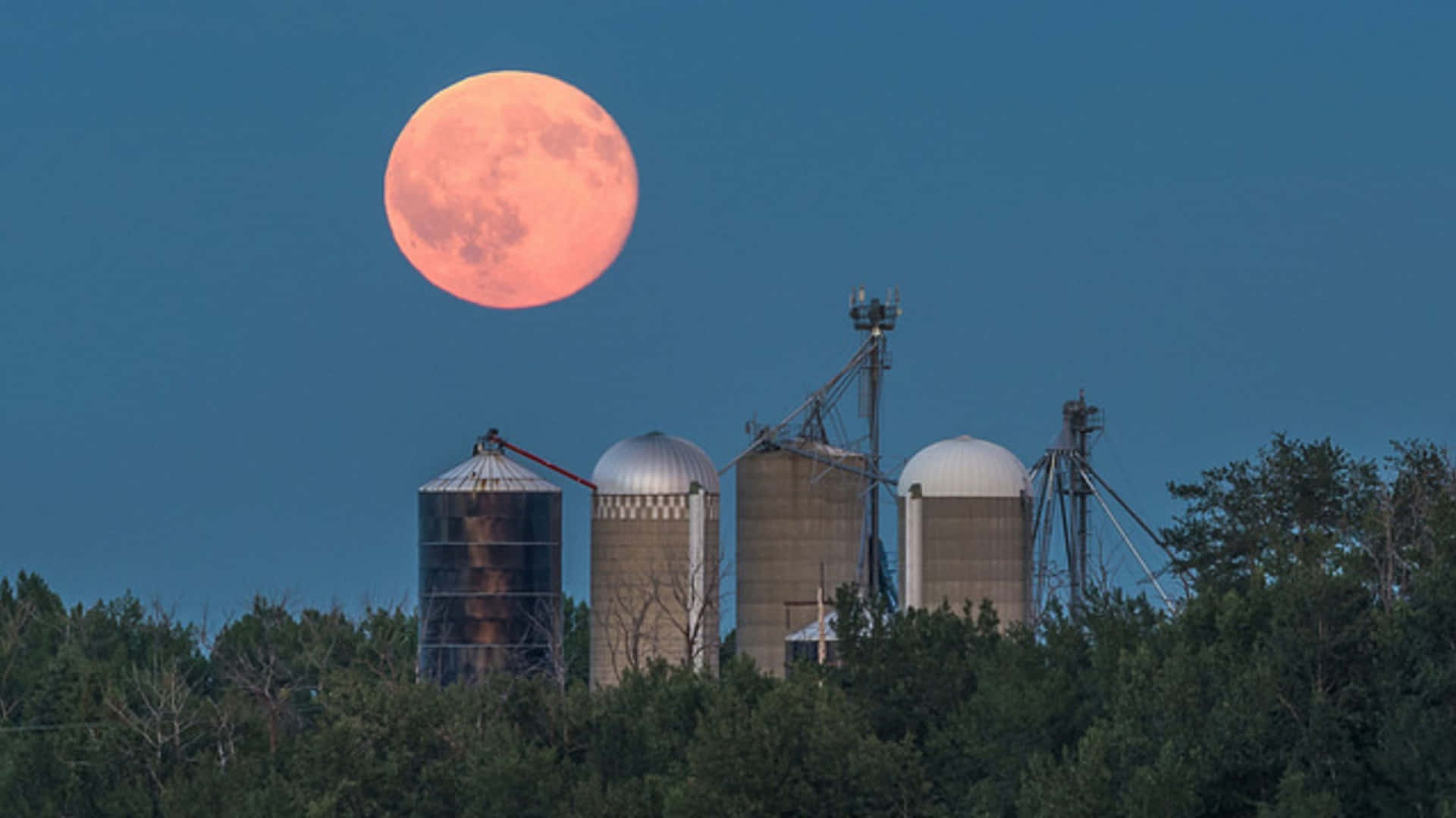 Strawberry Moon Over Farm Silos2019 Wallpaper