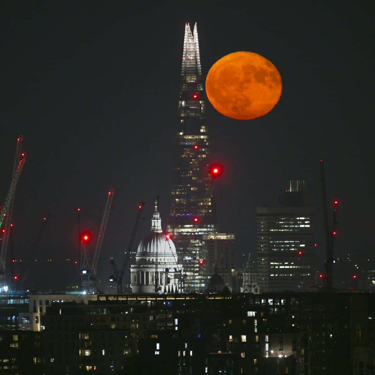 Lune Fraise Au-dessus De La Skyline De Londres Fond d'écran