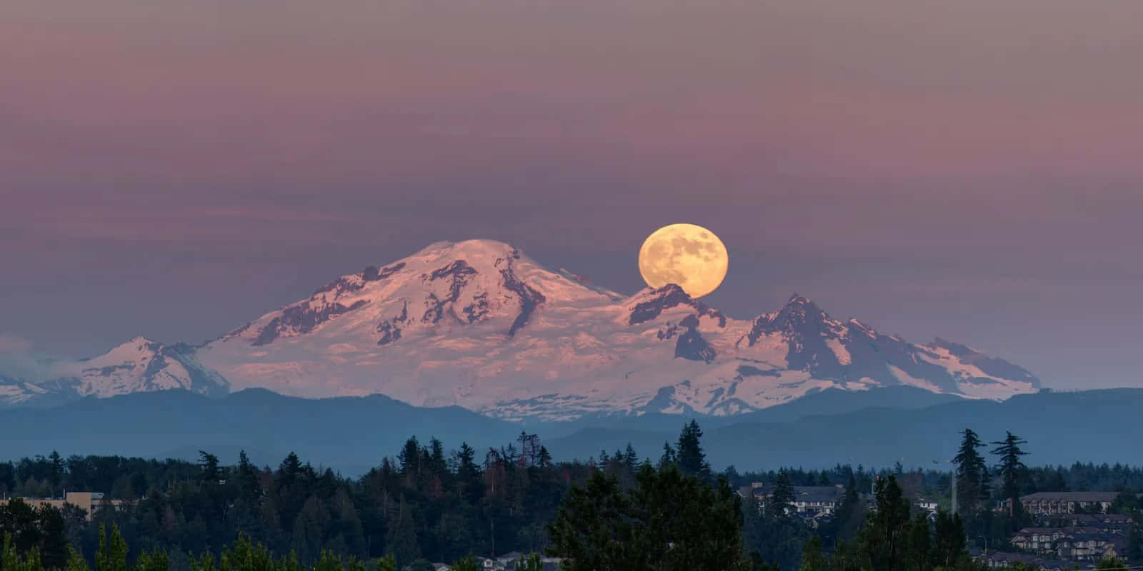 Lune Fraise Au-dessus Des Sommets Montagneux Fond d'écran