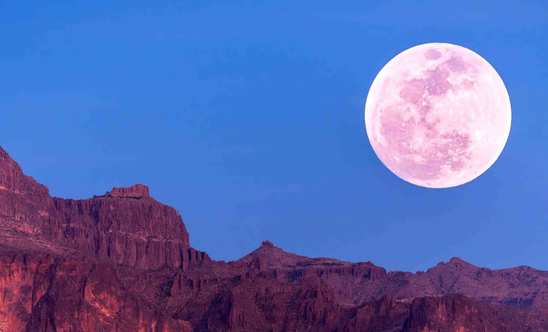 Lune Fraise Au-dessus De La Crête Montagneuse Fond d'écran