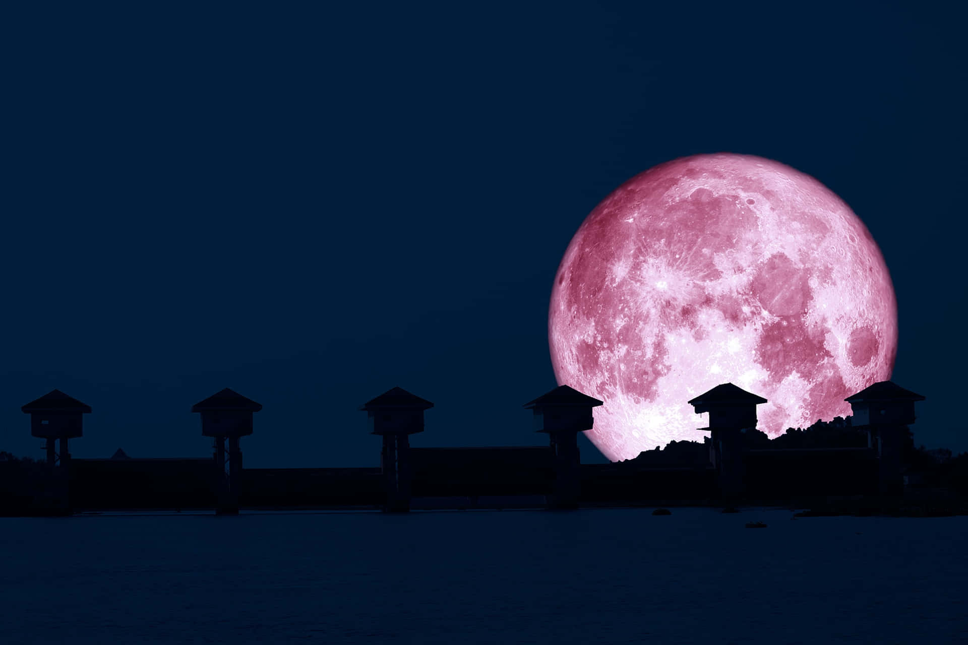 Lune Fraise Au-dessus De Structures Silhouettées Fond d'écran