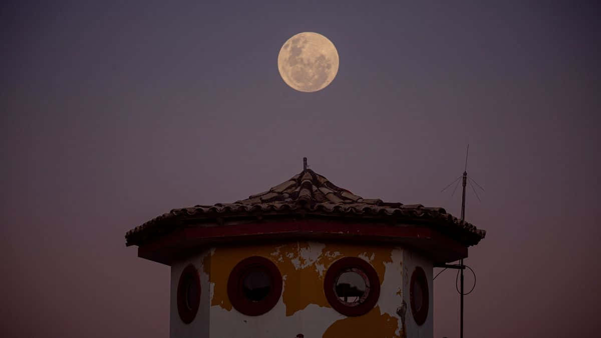 Lune Fraise Au-dessus D'un Bâtiment Traditionnel Fond d'écran