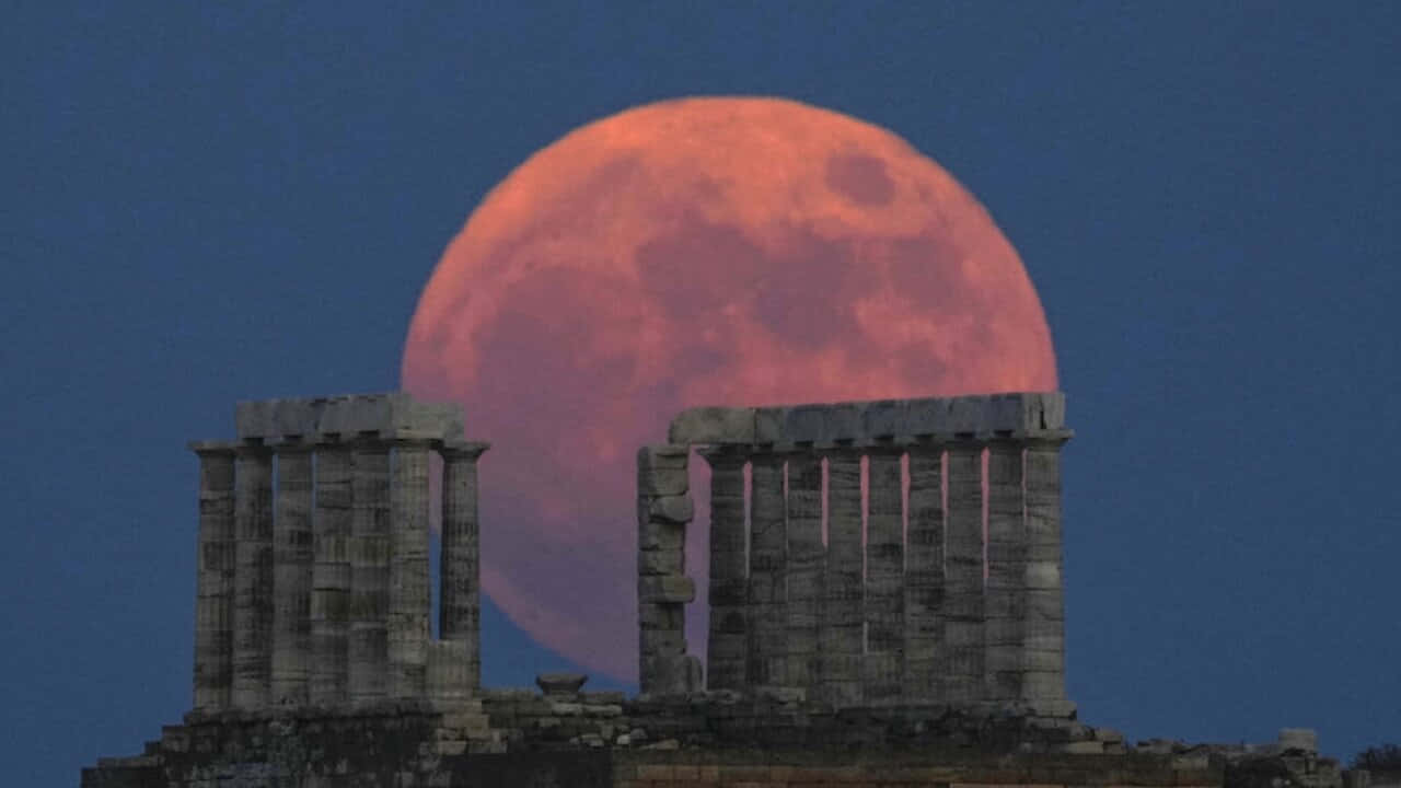 Lune Fraise Se Levant Derrière Des Colonnes Anciennes Fond d'écran