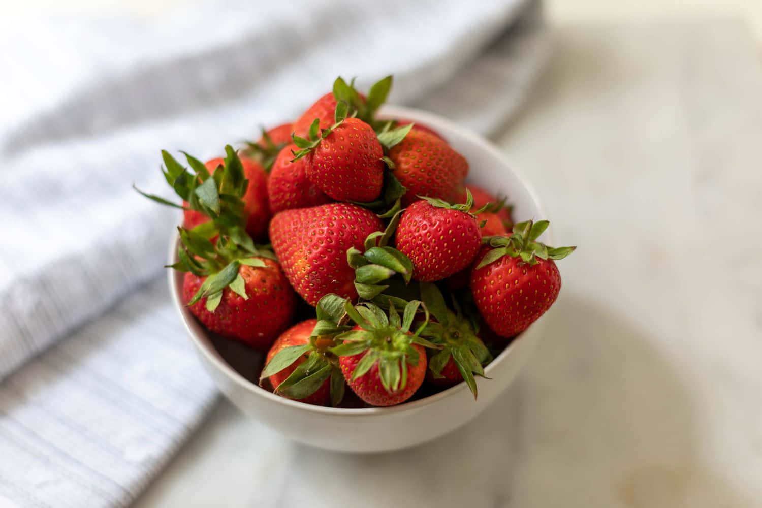 Eineappetitliche Schüssel Mit Frisch Gepflückten Süßen Erdbeeren.