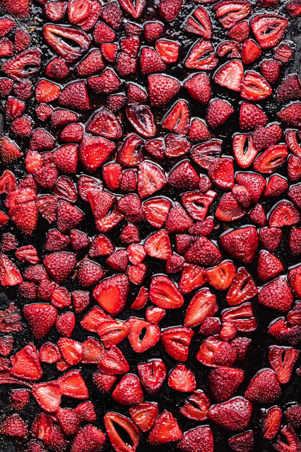 Einbisschen Von Der Süße Der Natur Genießen: Eine Saftige Rote Erdbeere