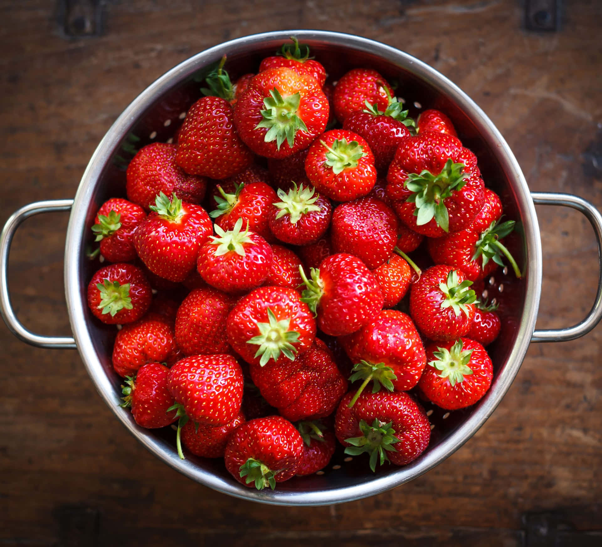 Frischeerwartet Dich Mit Wunderschönen, Saftigen Erdbeeren