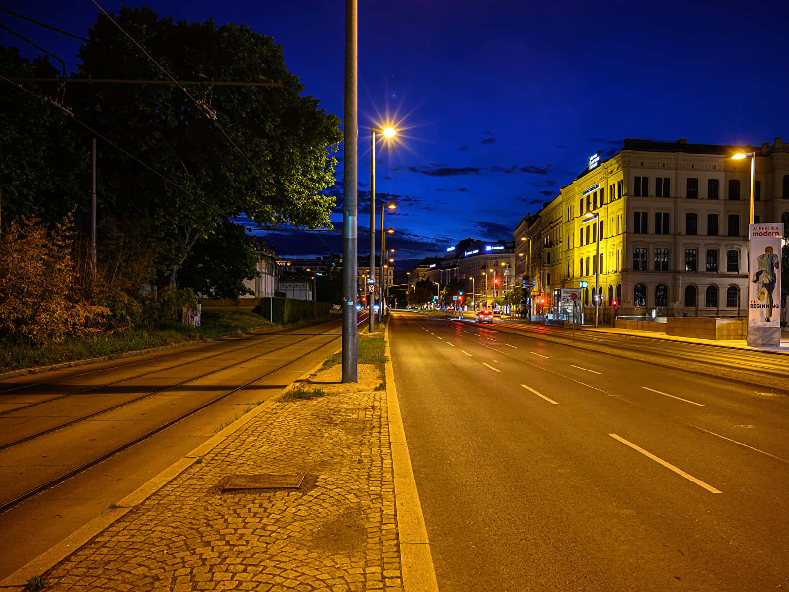 Einestrahlende Straßenlaterne, Die Eine Stadtstraße Erhellt. Wallpaper