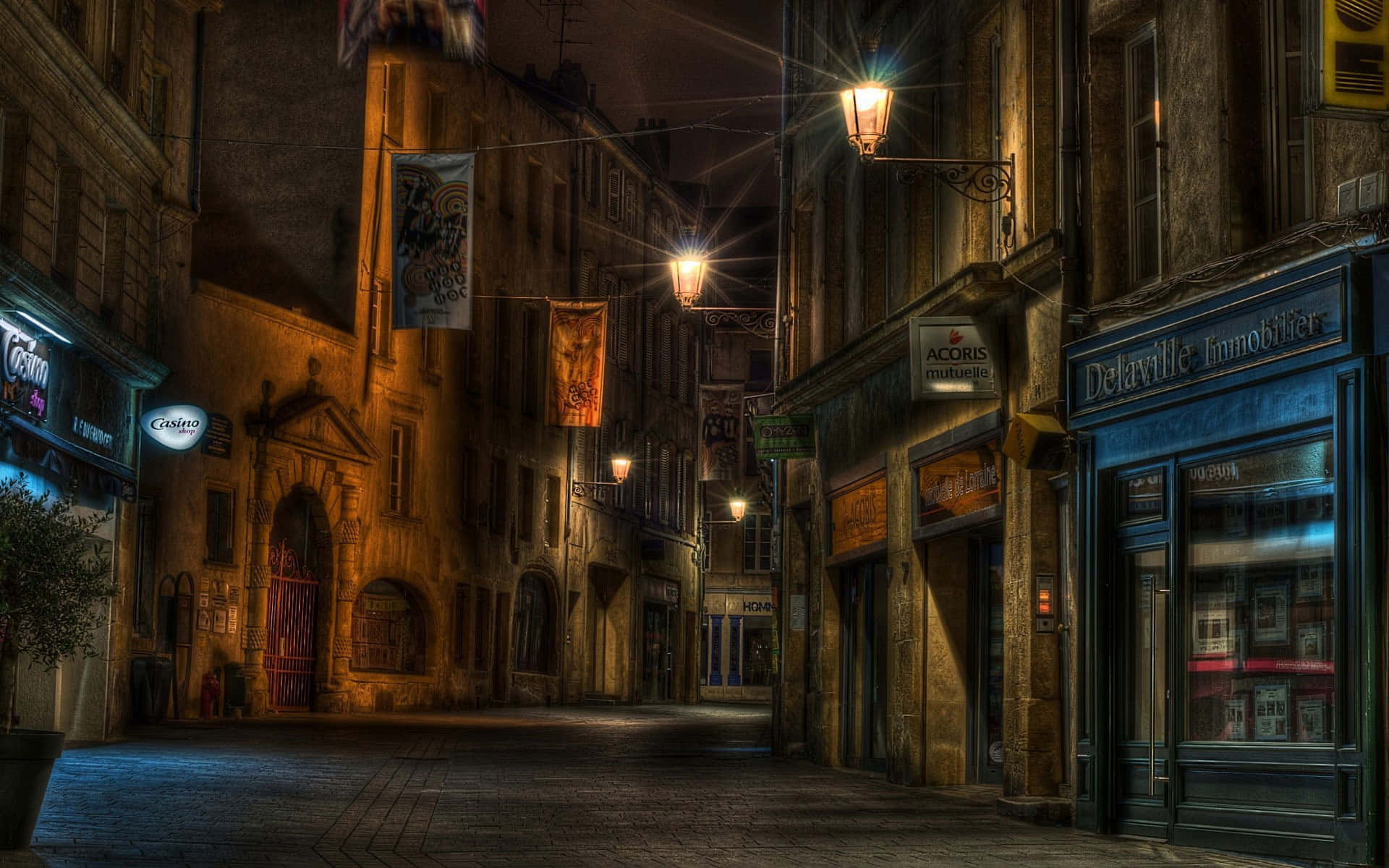 En gadelampe skinner i et mørkt natteliv. Wallpaper