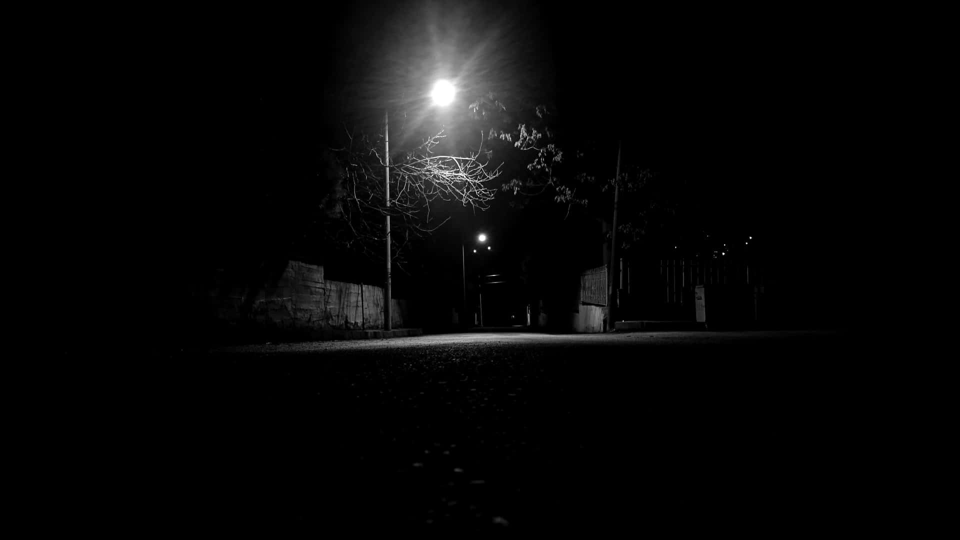 Imagemposte De Luz Iluminado À Noite. Papel de Parede