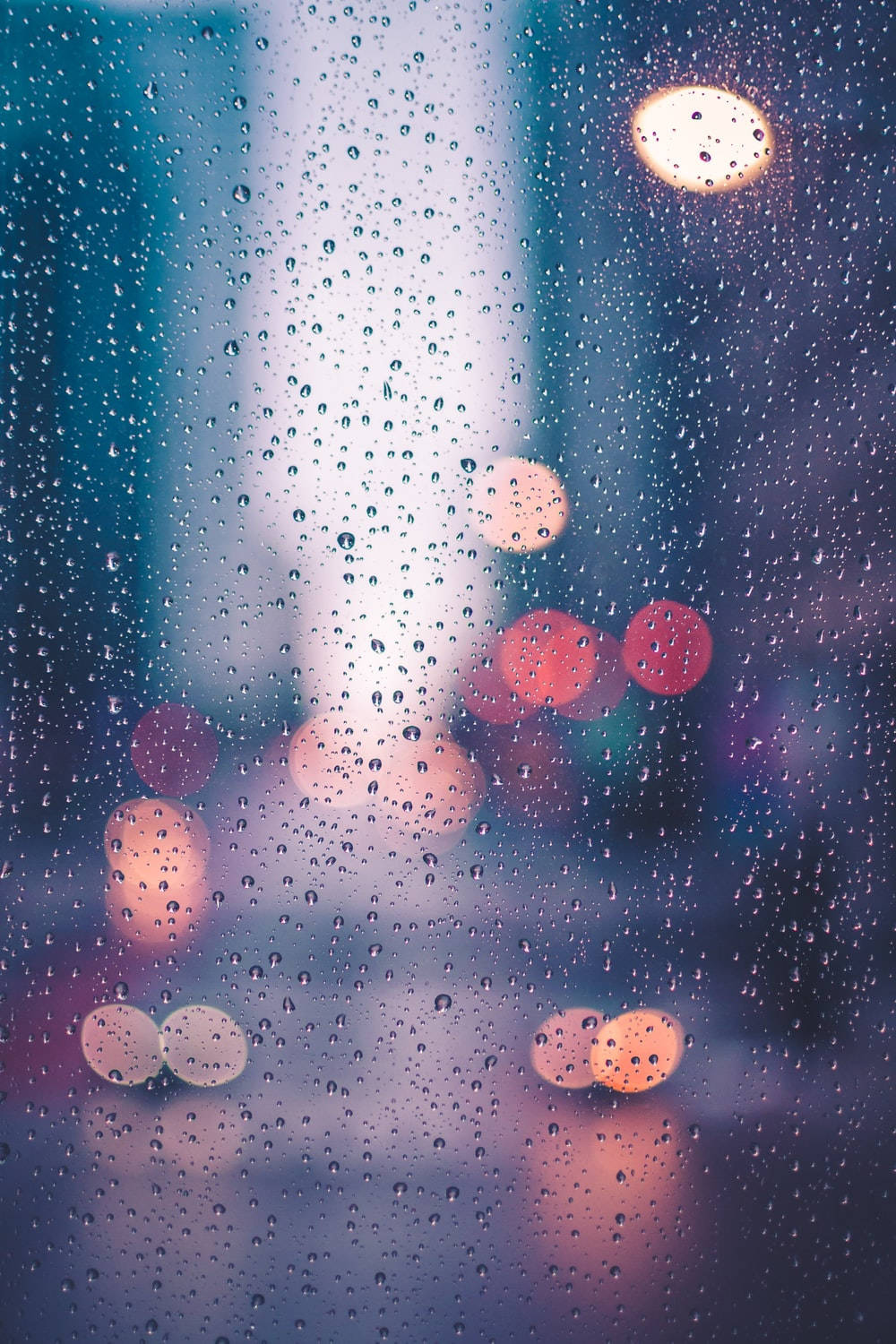 Straßenlampenhinter Wunderschönen Regentropfen Wallpaper